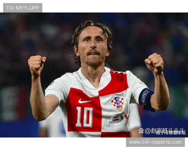 终场哨响，克罗地亚老将莫德里奇跪地掩面