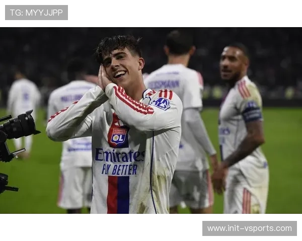 里昂2-0尼斯比赛进行中,托利索精彩配合发起进攻 里昂2-0尼斯比赛进行中,托利索精彩配合发起进攻